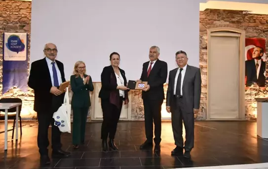 İzmir'de Depremle Yaşam Sempozyumu Yapıldı