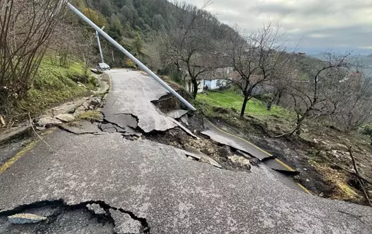 Düzce'de sağanak sonrası heyelan: Yenice ve Esmahanım köylerine ulaşım kapandı