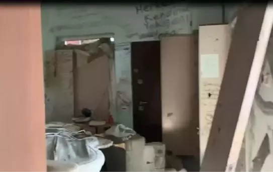 Midyat'ta çöp evde uyuşturucu operasyonu: 4 tabanca ve uyuşturucu ele geçirildi