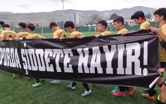 Samsun Alman Futbol Akademisi Takımı, hakemlere çiçek vererek sahaya 'Sporda şiddete hayır' pankartıyla çıktı