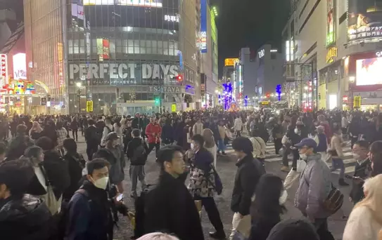 Tokyo'da Shibuya semtindeki yaya geçidi renkli görüntüler oluşturuyor