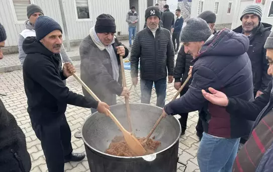 Elazığ'da Ahıska Türkleri şehitler için mevlit okuttu ve helva dağıttı
