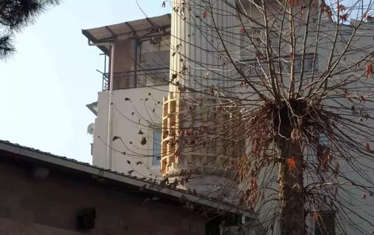 Malatya'da deprem hasarı sonrası tahtalarla güçlendirilen cami minaresi endişe yaratıyor