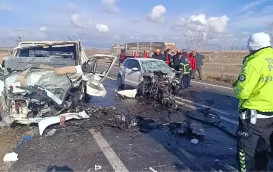 Niğde'de kamyonet ile çarpışan otomobilin sürücüsü hayatını kaybetti