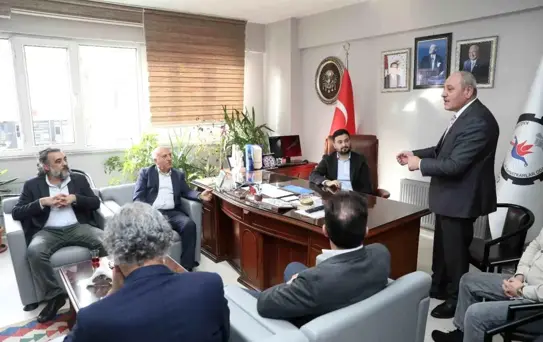 Kağıthane Belediye Başkanı Mevlüt Öztekin, İstanbul Esnaf ve Sanatkarlar Odaları Birliği Başkanı Faik Yılmaz ve beraberindeki oda başkanlarıyla bir araya geldi