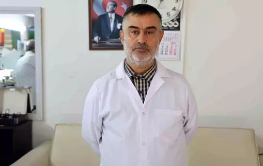 İskenderun'da depremde yıkılan berberler, konteyner dükkanında birlikte hayata tutundu