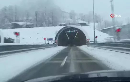 Artvin'de kar yağışı Hopa-Borçka karayolunu olumsuz etkiledi