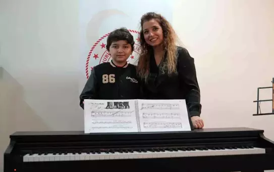 Zonguldak'ta Atipik Otizmli Çocuk, Mutlak Kulak Yeteneğiyle Müziğe Dönüştürüyor