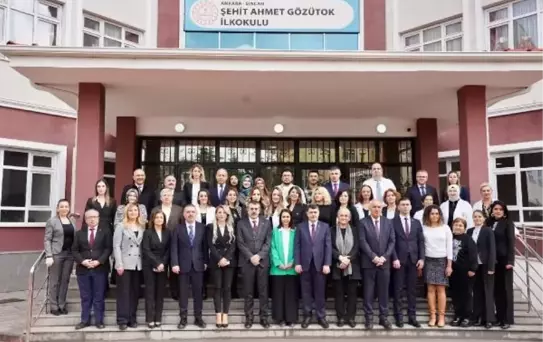 Bakan Tekin, hastanede tedavi gören öğrencilere karnelerini verdi (2)