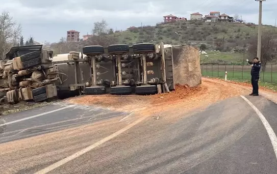 Balıkesir Sındırgı'da maden ocağından hafriyat taşıyan kamyon devrildi