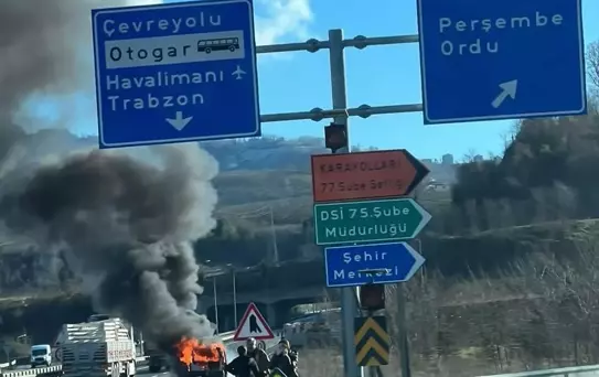 Ordu'da seyir halindeyken yangın çıkan araç kullanılamaz hale geldi