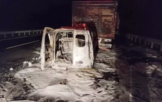 Çanakkale'de kamyona çarparak alev alan hafif ticari aracın sürücüsü yaralandı