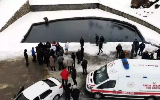 Bitlis'te Beş Minare Akademi Düşünce Derneği üyeleri sıfırın altında 6 derecede gölete girdi