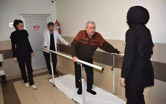Konya'da Yatağa Bağımlı Hasta Fizik Tedavi Sayesinde Adım Atmaya Başladı