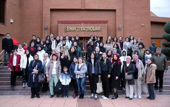 Eskişehir Büyükşehir Belediyesi Şehir Tiyatroları, ilçelerden gelen vatandaşları ağırladı