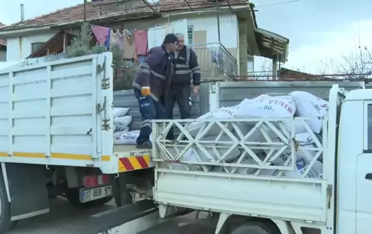 Antalya Büyükşehir Belediyesi Korkuteli'deki Büyükbaş Hayvan Yetiştiricilerine Süt Yemi Desteği Verdi