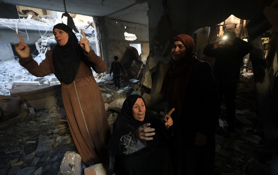 İsrail'in Gazze'ye düzenlediği saldırılarda ondan fazla Filistinli hayatını kaybetti