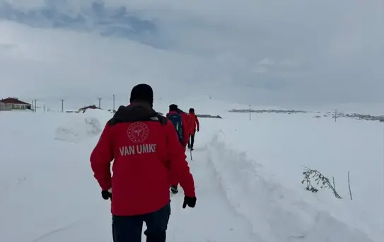 Karla Kaplı Mahallede Hamile Kadın Hastaneye Yürüyerek Ulaştırıldı