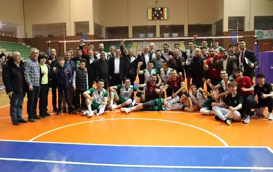 Voleybol AXA Sigorta Efeler Ligi'nde Kuşgöz İzmir Vinç Akkuş Belediyespor, RAMS Global Cizre Belediyespor'u 3-2 yendi