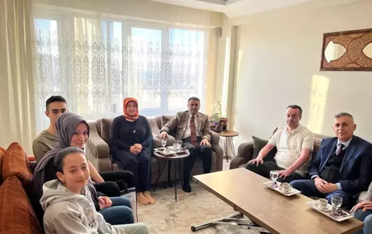 Kütahya Valisi Musa Işın, yangında yaralanan dozer operatörünü ziyaret etti