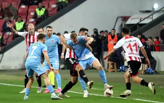 Samsunspor, Antalyaspor'u 2-0 yenerek puanını yükseltti