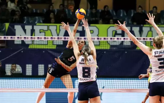 Fenerbahçe Kadın Voleybol Takımı Çeyrek Finalde Sarıyer Belediyesi'ni Mağlup Etti