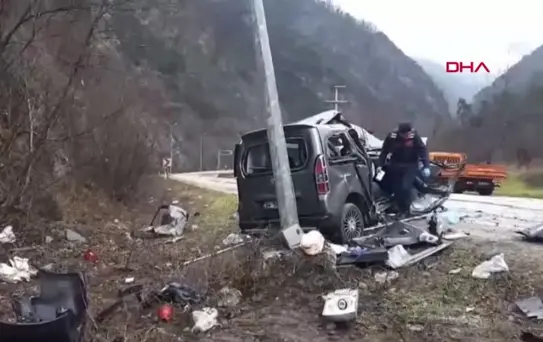 Karabük'te Aydınlatma Direğine Çarpan Araçta 2 Kişi Öldü, 3 Kişi Yaralandı