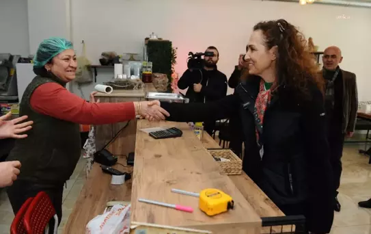CHP Karşıyaka Belediye Başkan Adayı Yıldız İşçimenler Ünsal Mahalleleri Ziyaret Etti