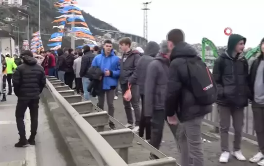 Maça giden taraftarları taşıyan midibüs tıra çarptı: 6 yaralı