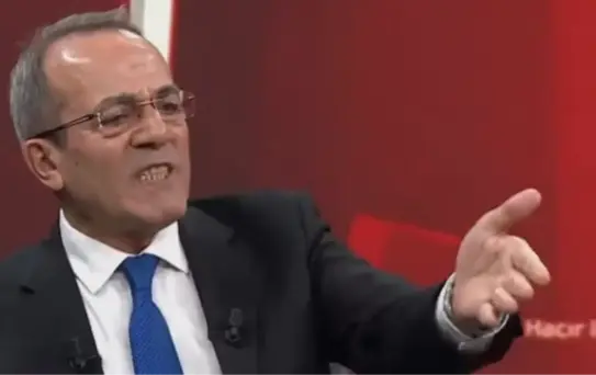 Sinirlerine hakim olamayan gazeteci canlı yayında küfretti