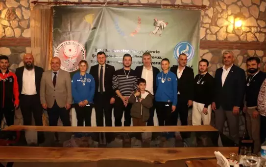 Macaristan'da düzenlenen Dünya Karate Şampiyonası'nda madalya kazanan sporcular ödüllendirildi