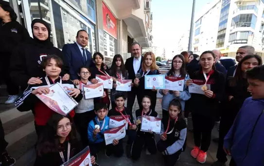 Mehmet Kasapoğlu İzmir'de Gençlik ve Spor projelerini anlattı