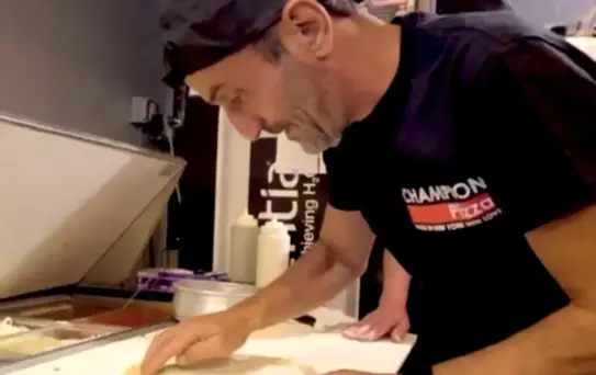 Ünlü Oyuncu Ersin Korkut ABD'de Evsizlere Yardım Etti