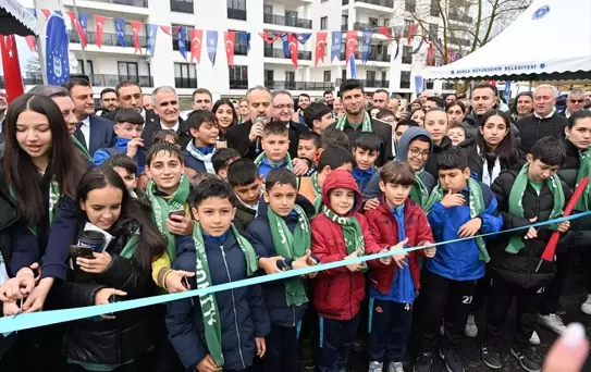 Bursa Büyükşehir Belediyesi, Akçalar Mahallesi'ne futbol sahası kazandırdı