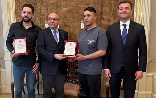 Türk Büyükelçi, Viyana'da kavgaya müdahale eden gençlere plaket verdi