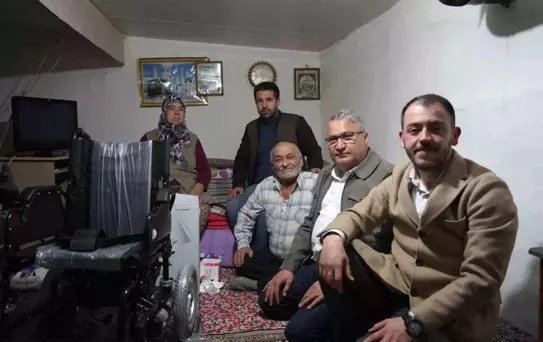 Yunusemre Belediyesi, Mustafa Bilgin'e akülü sandalye teslim etti