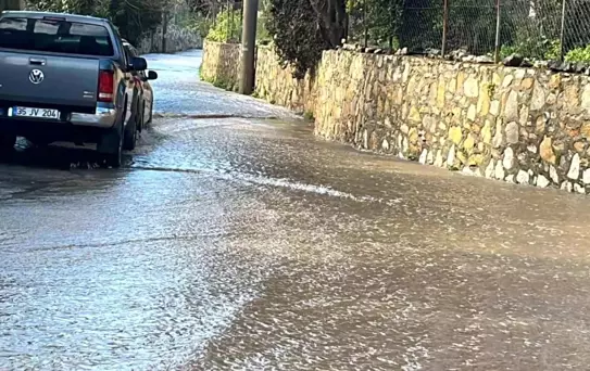Bodrum'da Yağan Dolu ve Sağanak Yağmur Sokakları Göle Çevirdi