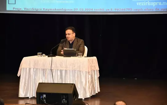 Sağlık Bakanlığı Yönetim Hizmetleri Genel Müdür Yardımcısı Adem Tuncer, Vezirköprü İlçe Milli Eğitim Müdürlüğü tarafından düzenlenen etkinlikte öğrencilerle buluştu