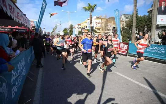 24. Alanya Atatürk Yarı Maratonu ve Alanya Halk Koşusu Gerçekleştirildi