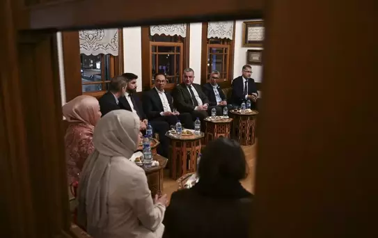 Malezya Başbakanı Enver İbrahim Berlin'de Şehitlik Camisi'ni ziyaret etti