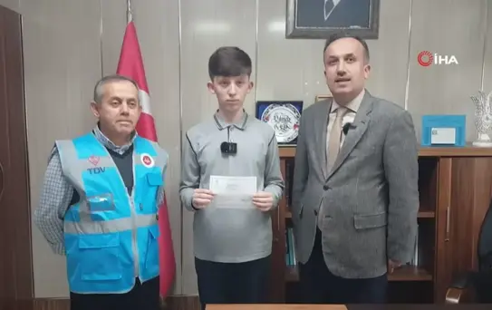 Ortaokul öğrencisi birincilik ödülünü Gazze'ye bağışladı