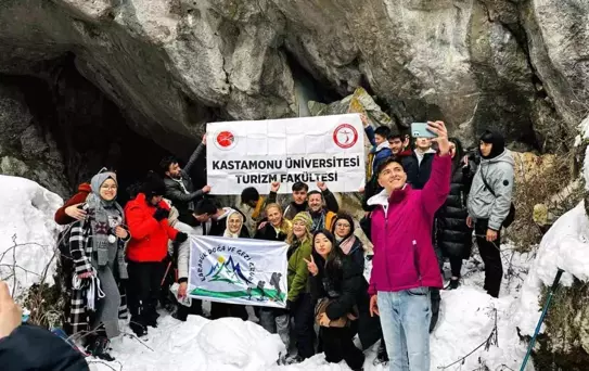 Kastamonu Üniversitesi Öğrencileri Buz Sarkıtlarıyla Dikkat Çeken Mağarada Ders Yaptı