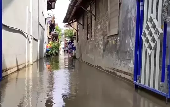 Endonezya'da Sel Felaketi: Binlerce Kişi Evlerini Terk Etti
