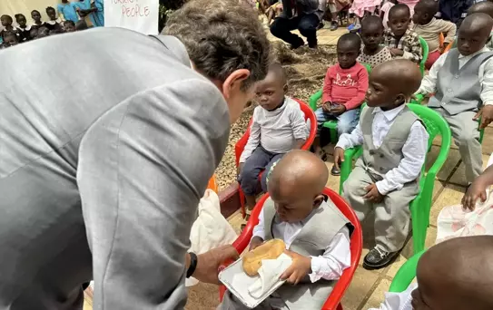 Kamerun'da TİKA ve Chantal Biya Vakfı işbirliğiyle gıda ve yemek dağıtıldı