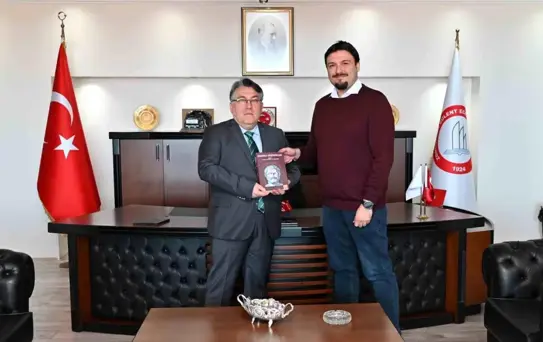 ZBEÜ Rektörü'ne kitap takdimi