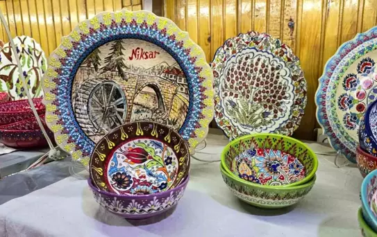 77 Yaşındaki Kadın, Çini Sanatıyla Markalaştı
