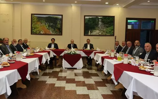 Artvin Valisi Cengiz Ünsal, İl Genel Meclisi üyeleri ile iftar yaptı