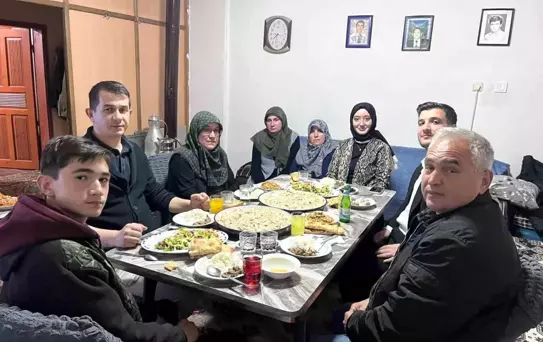 Dumlupınar Kaymakamı Büşra Güllü Özpınar, Büyükaslıhanlar köyünde Şahinkaya ailesiyle iftar yemeğinde buluştu