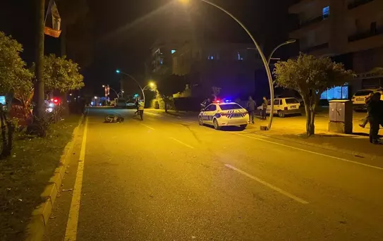Antalya'da motosikletin yayaya çarpması sonucu 2 kişi ağır yaralandı