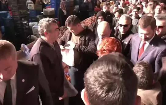 İYİ Parti Genel Başkanı Meral Akşener, Afyonkarahisar'da pazar esnafını ziyaret etti